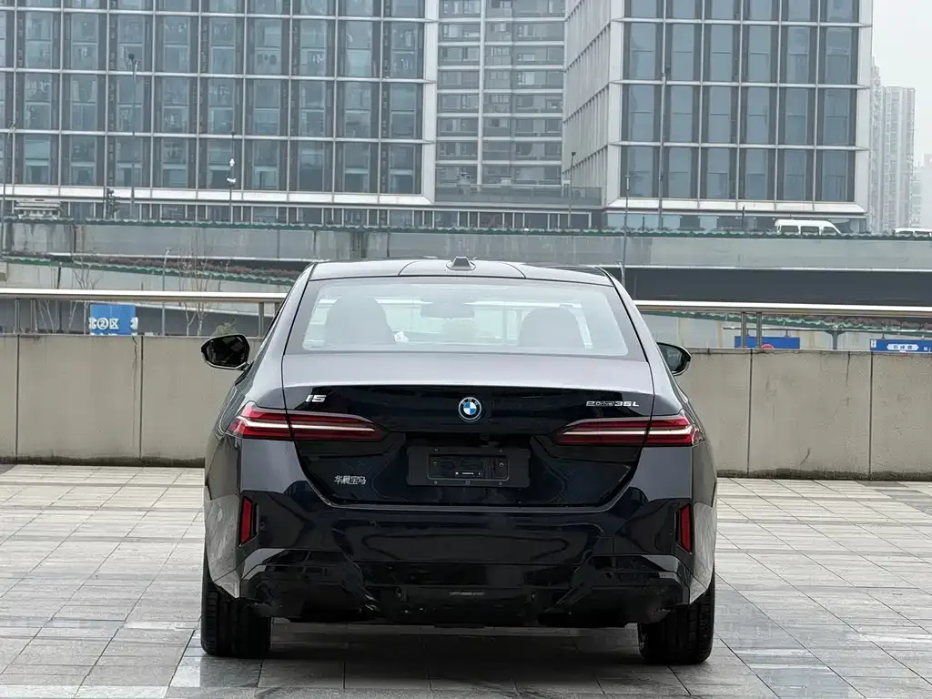 BMW i5 — фото 5