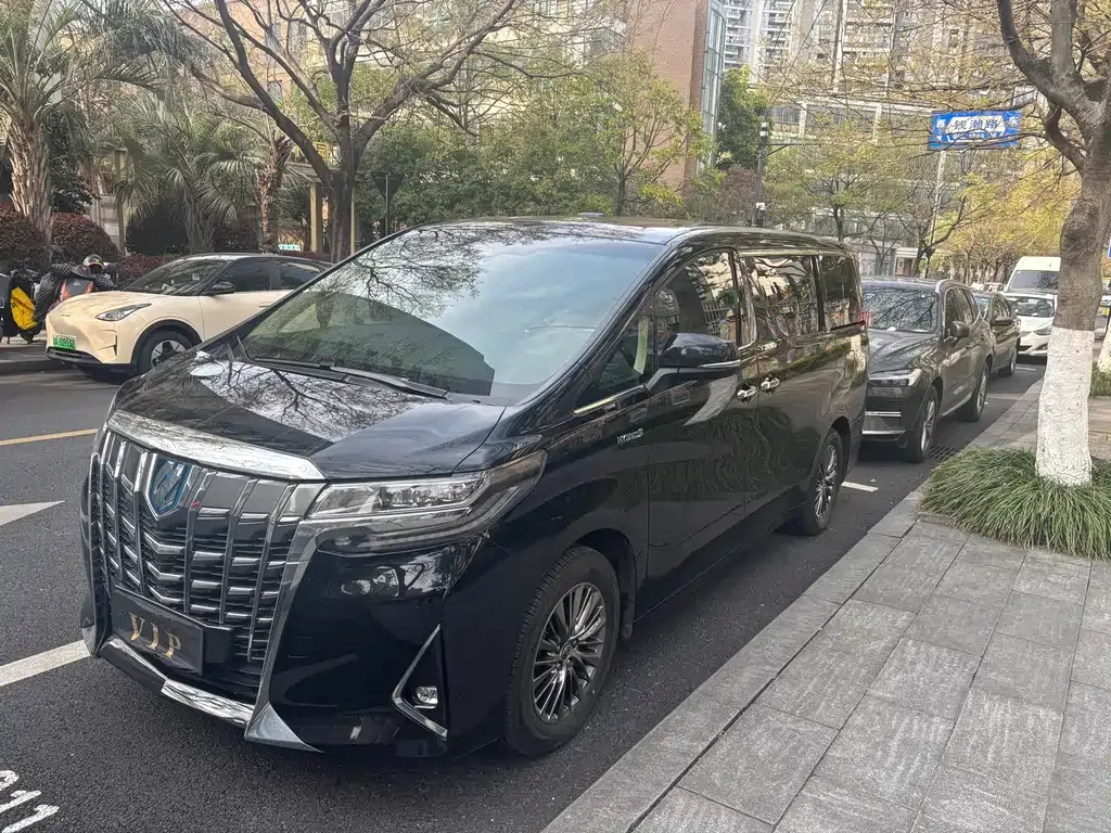 Toyota Alphard — фото 1