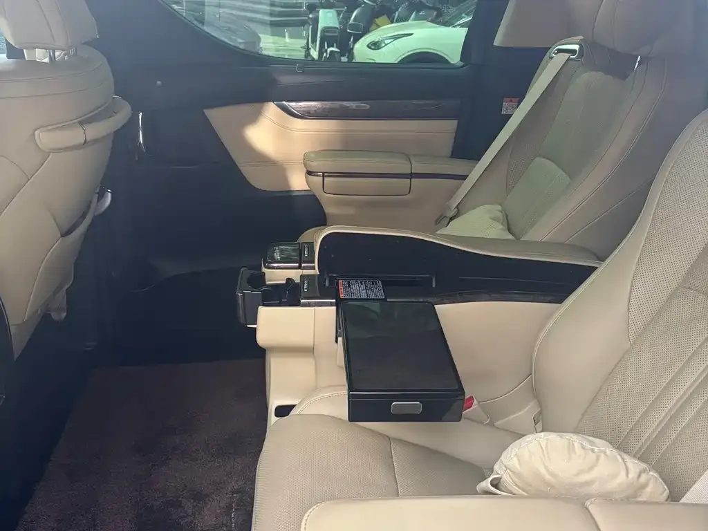 Toyota Alphard — фото 2