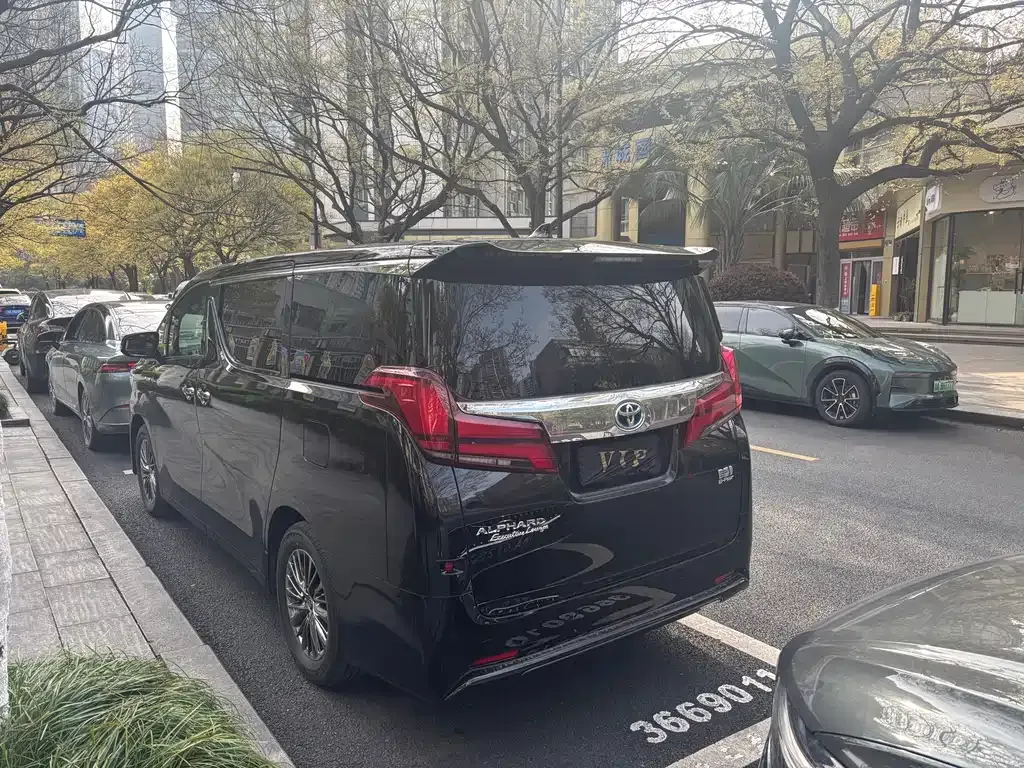 Toyota Alphard — фото 7