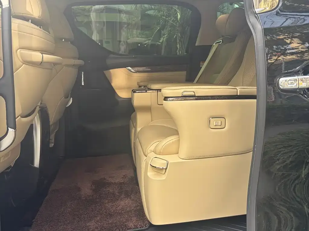 Toyota Alphard — фото 4