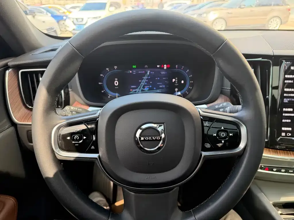 Volvo XC60 — фото 2