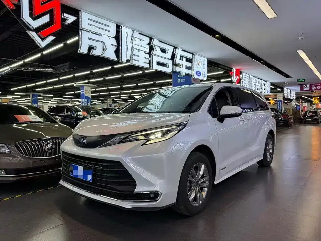 Toyota Sienna 2023 из CN, фото 1