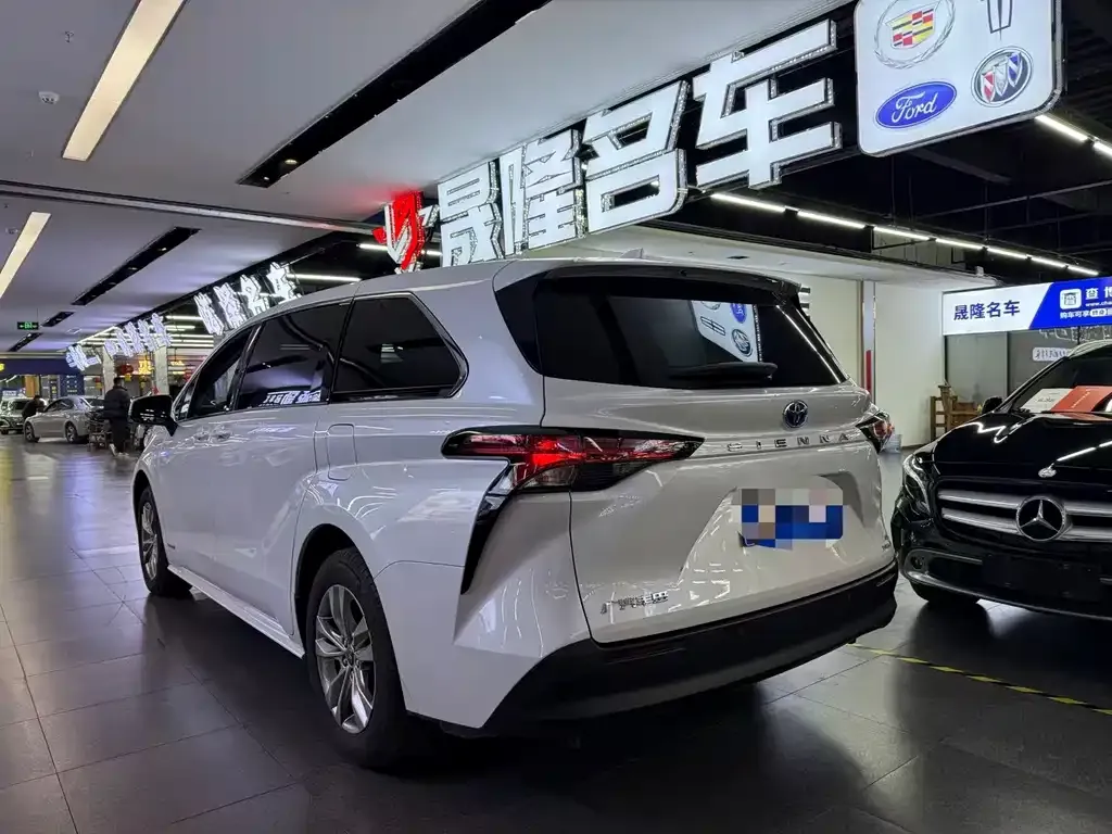 Toyota Sienna 2023 из CN, фото 2