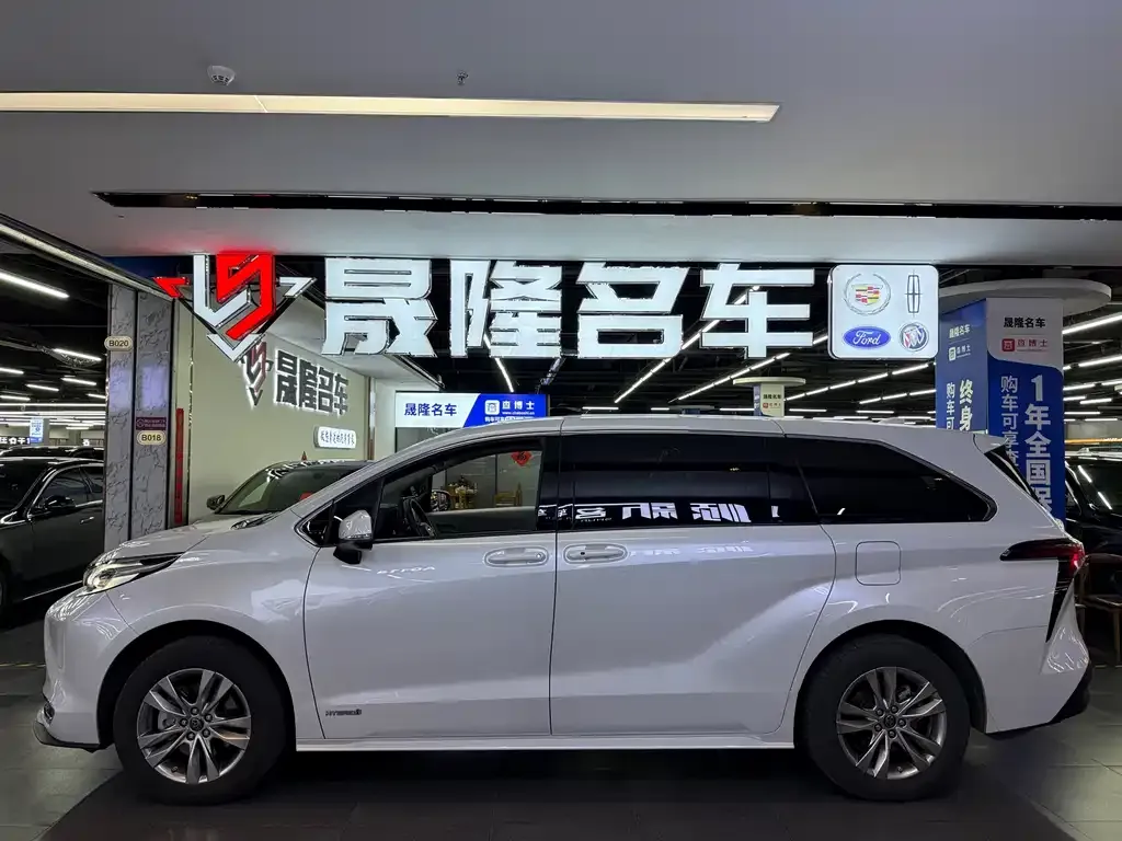 Toyota Sienna 2023 из CN, фото 3