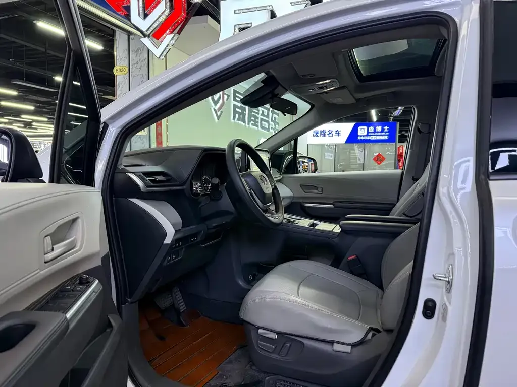 Toyota Sienna 2023 из CN, фото 4