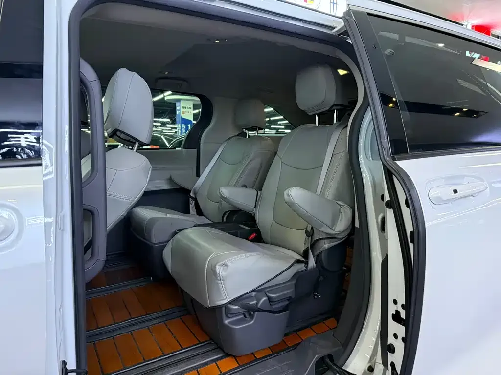 Toyota Sienna 2023 из CN, фото 8