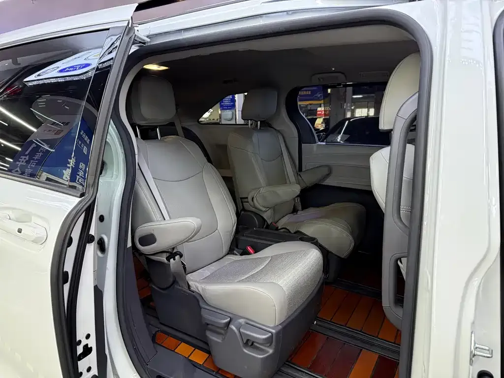 Toyota Sienna 2023 из CN, фото 5