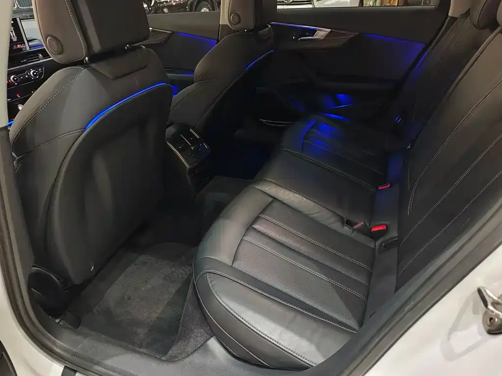 Audi A4L 2022 из CN, фото 9