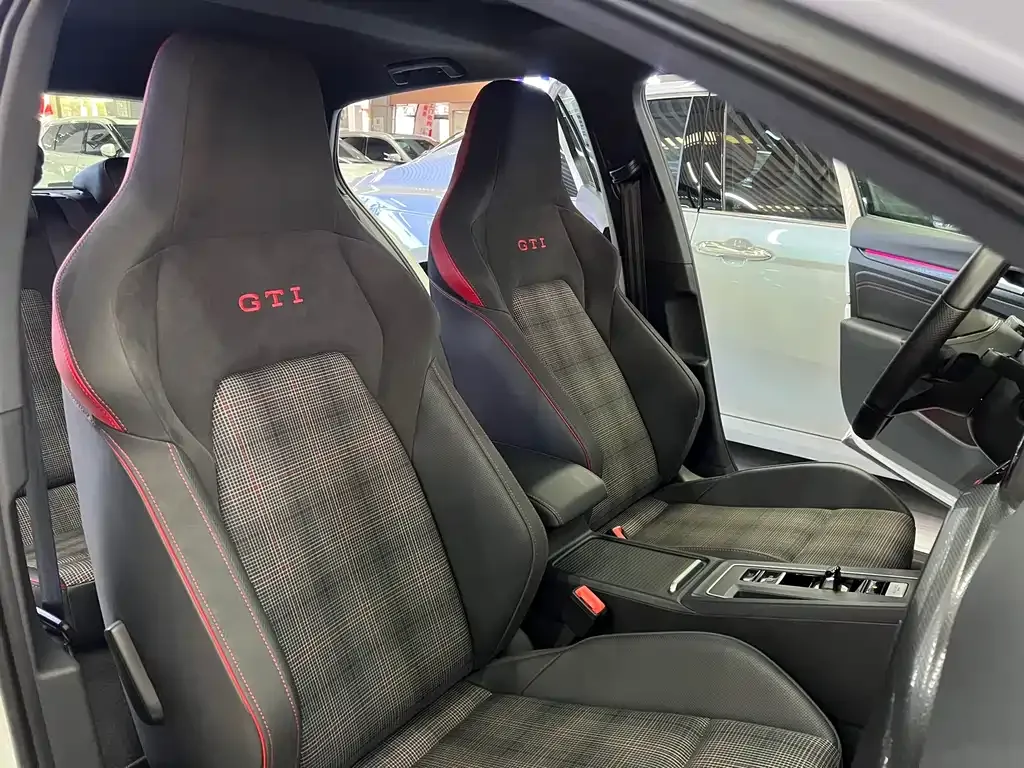 Volkswagen Golf GTI — фото 10