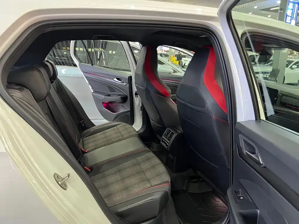 Volkswagen Golf GTI — фото 4