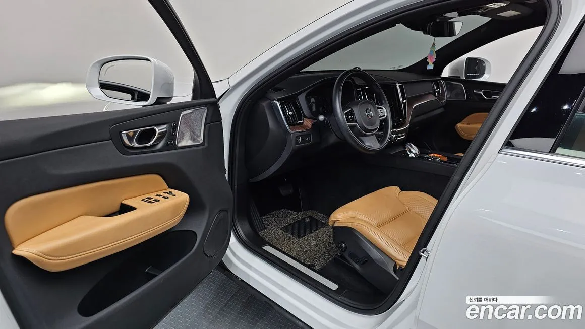 Volvo XC60 — фото 10