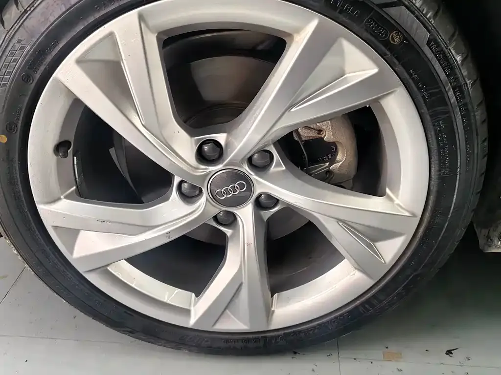 Audi A4L 2021 из CN, фото 9