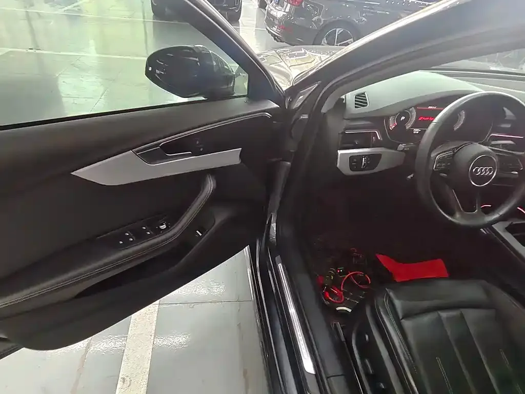 Audi A4L 2021 из CN, фото 6