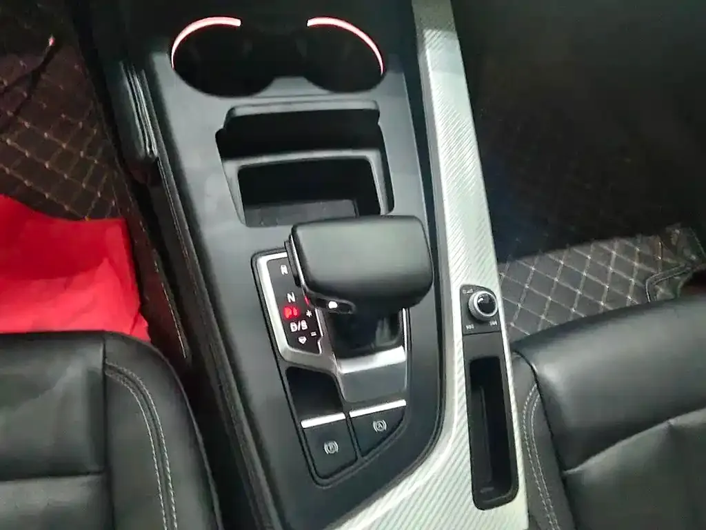 Audi A4L 2021 из CN, фото 3