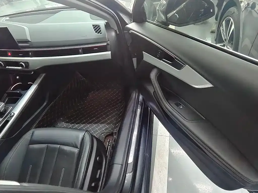 Audi A4L 2021 из CN, фото 8