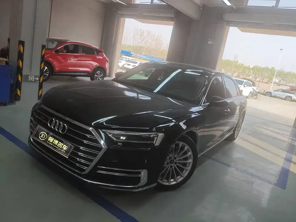 Audi A8 — фото 1