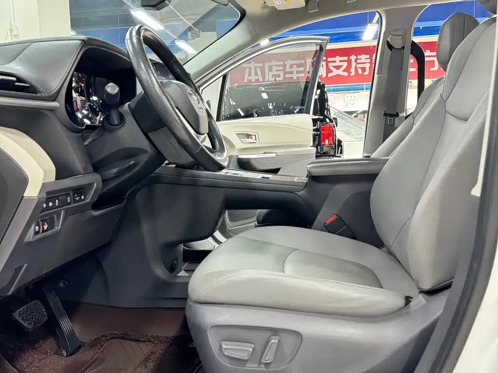 Toyota Granvia 2023 из CN, фото 5