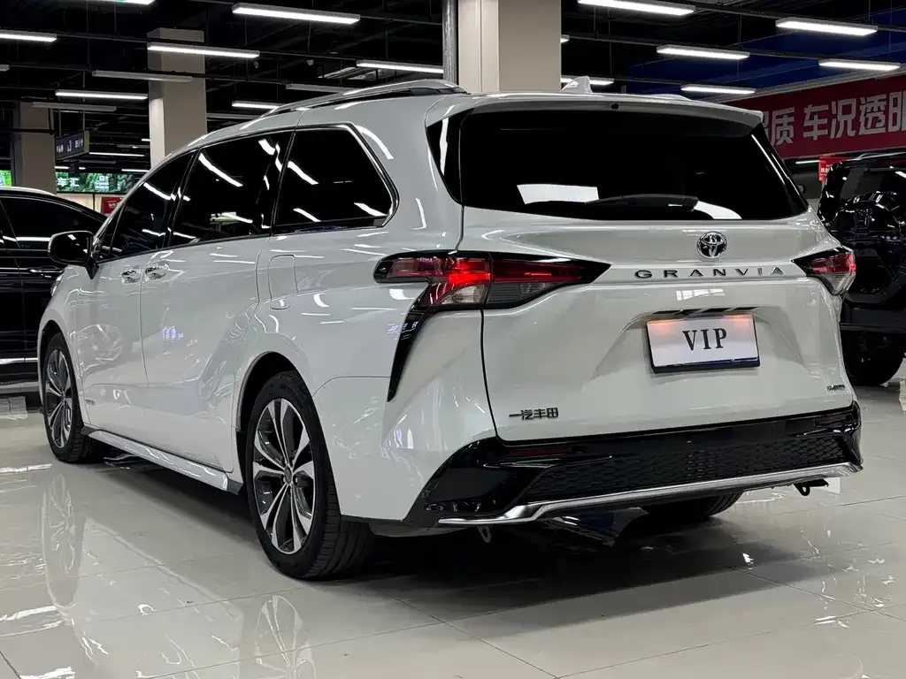 Toyota Granvia 2023 из CN, фото 4