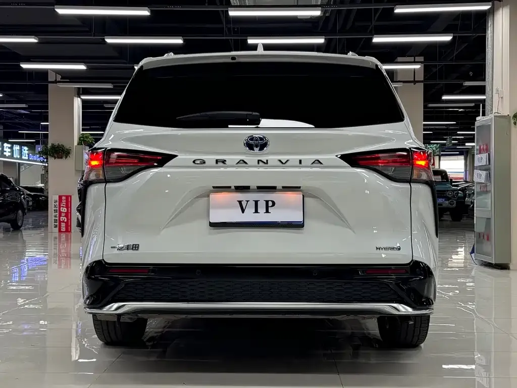 Toyota Granvia 2023 из CN, фото 3