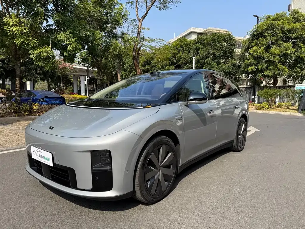 Li Auto i8 — фото 1