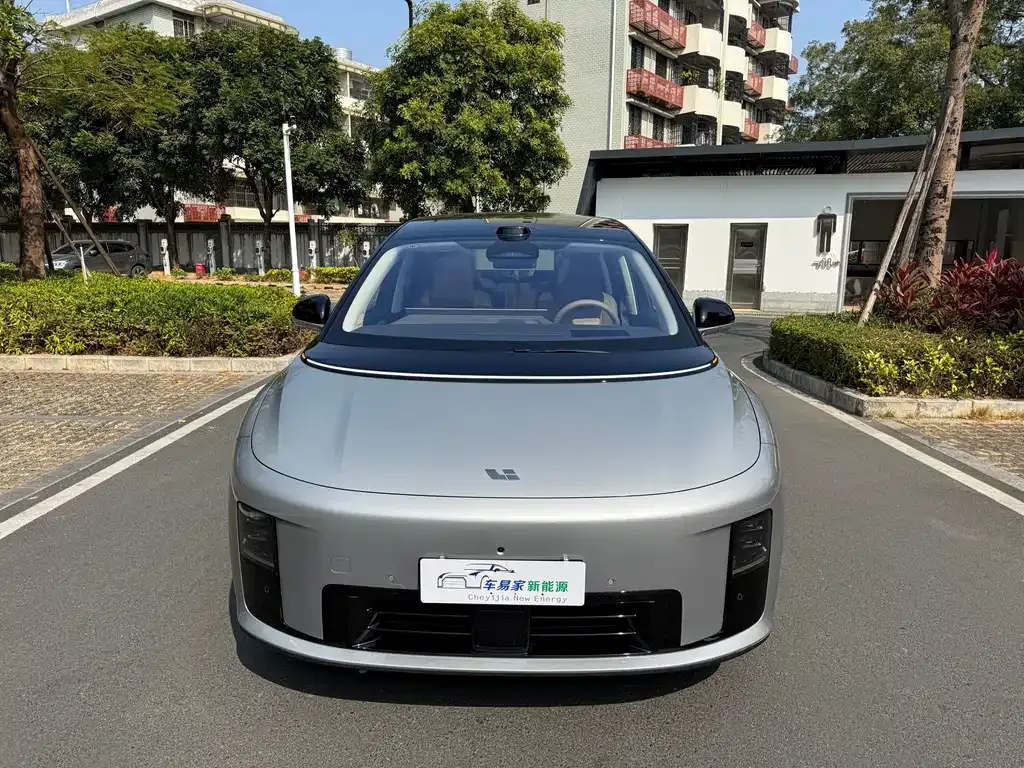 Li Auto i8 — фото 2