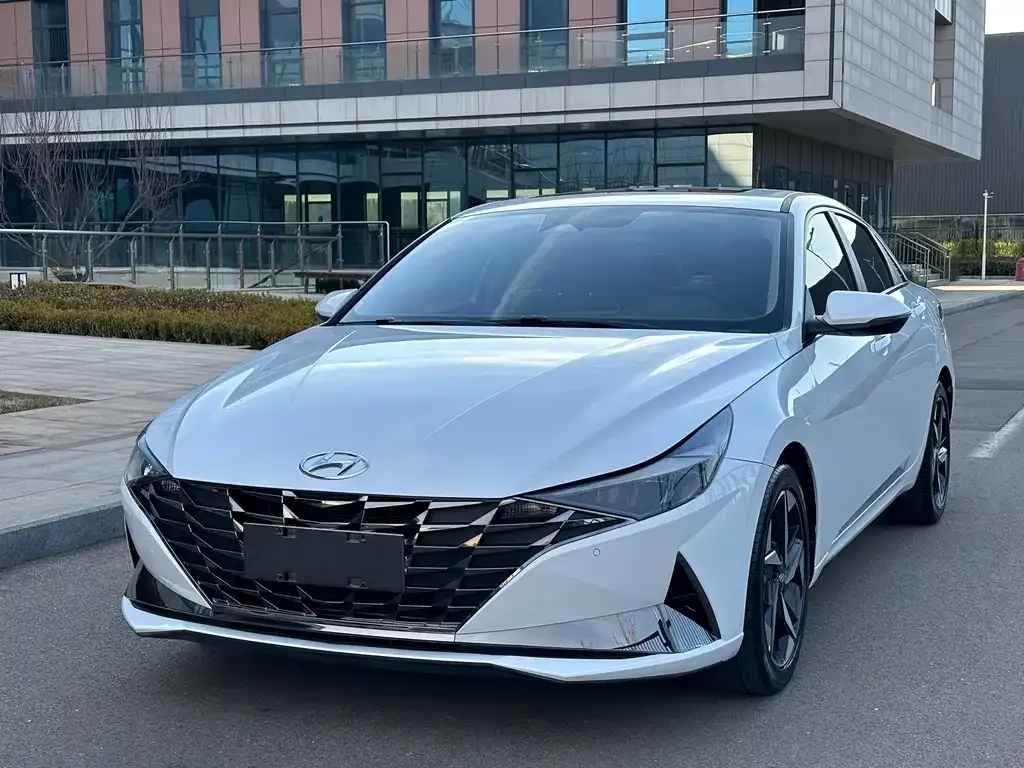 Hyundai Elantra — фото 1