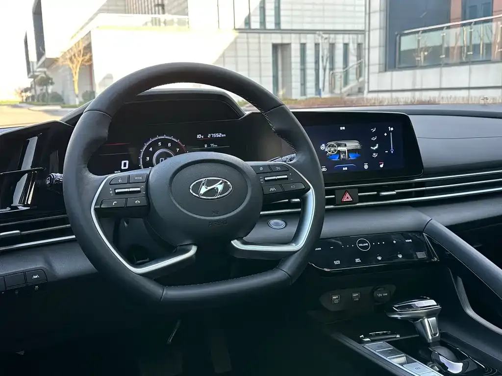 Hyundai Elantra — фото 2