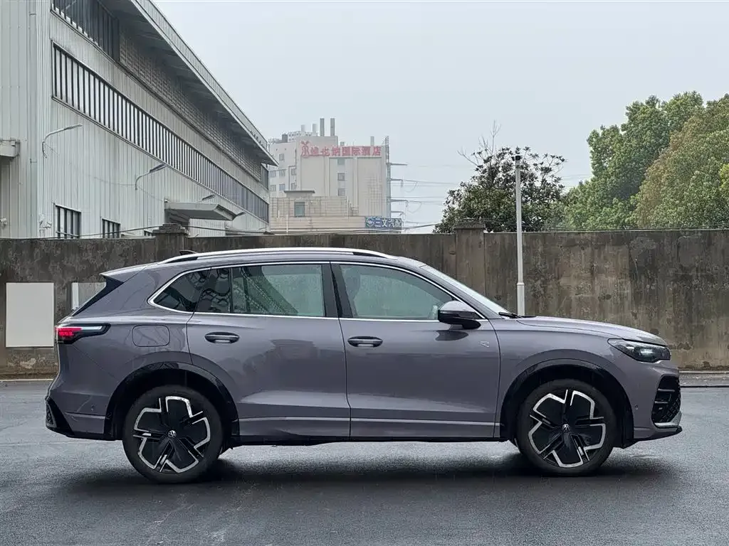 Volkswagen Tiguan L — фото 8