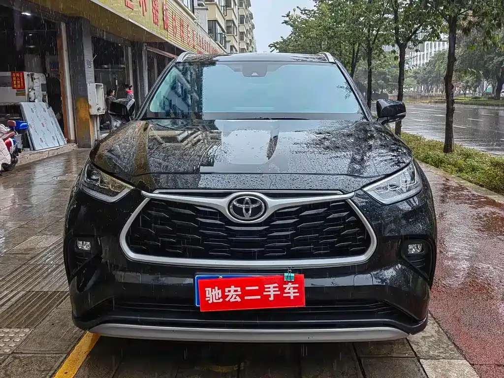 Toyota Highlander — фото 1