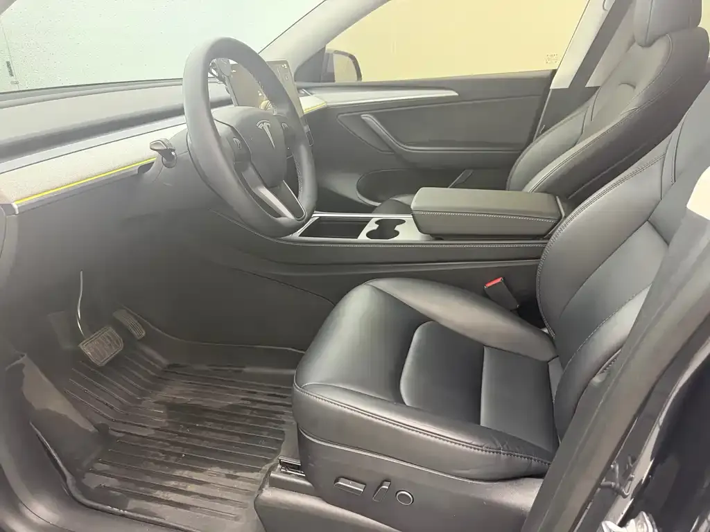 Tesla Model Y — фото 10