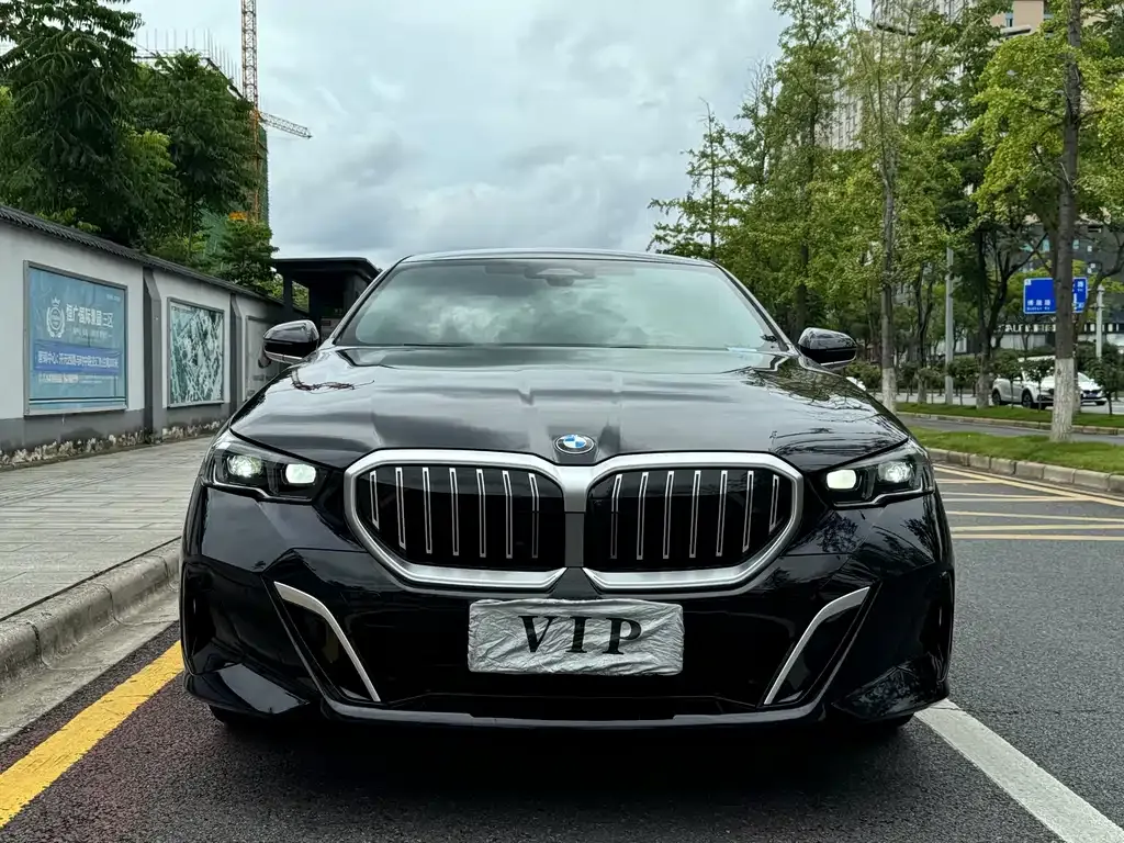 BMW 5 Series — фото 1