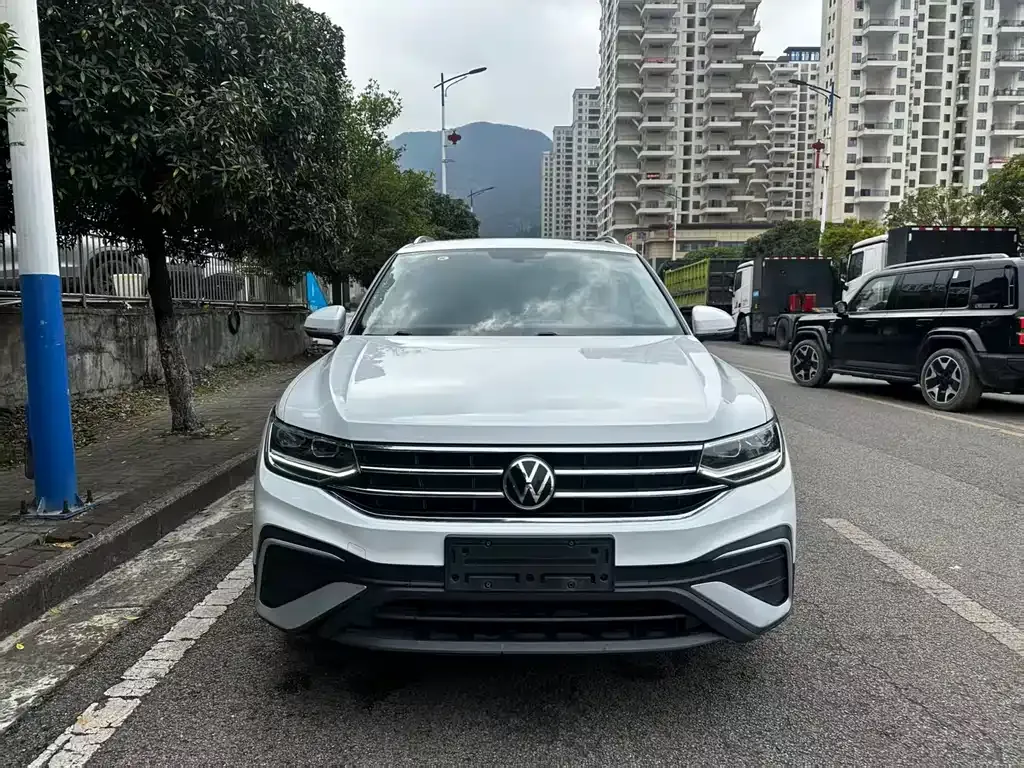 Volkswagen Tiguan L — фото 7