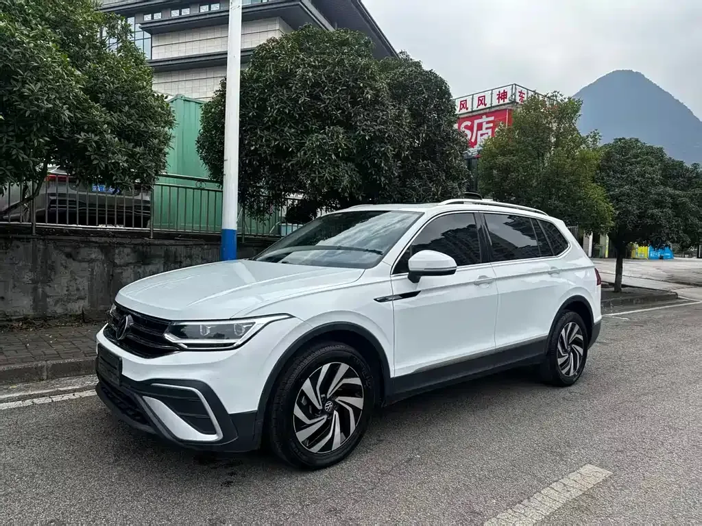 Volkswagen Tiguan L — фото 9