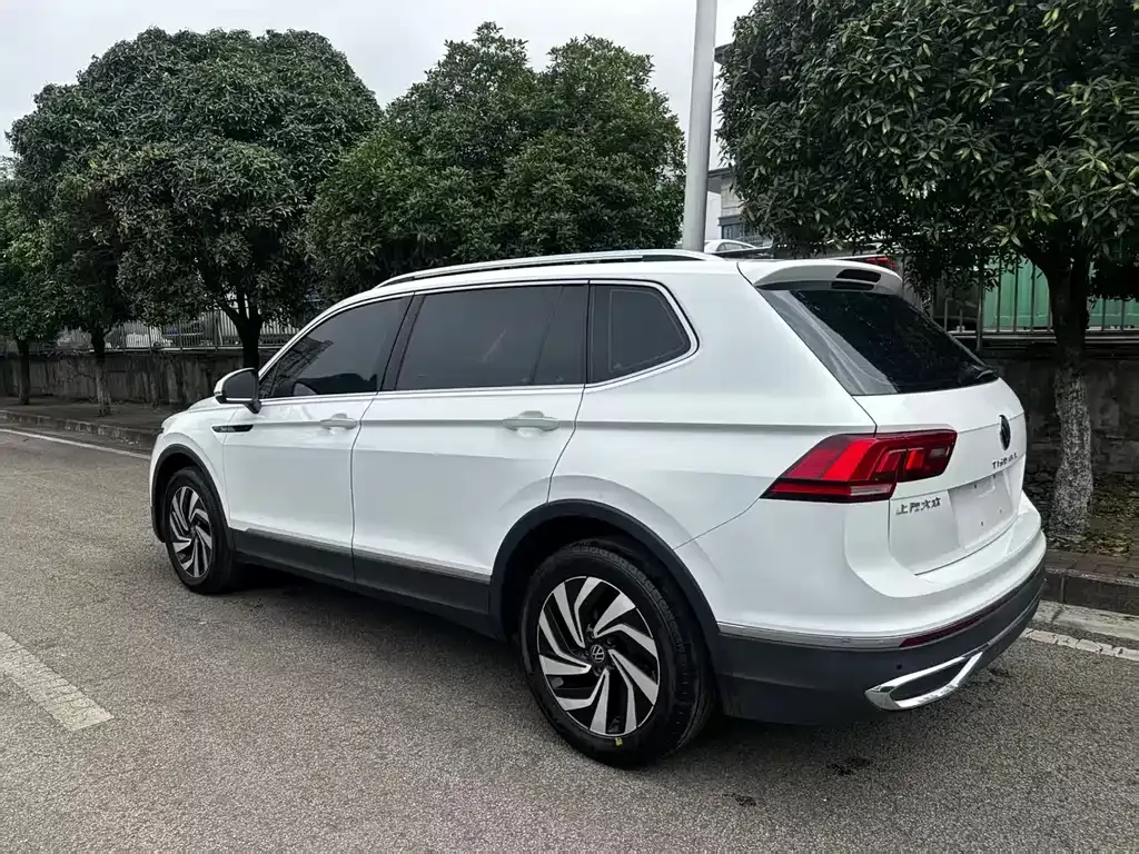 Volkswagen Tiguan L — фото 6