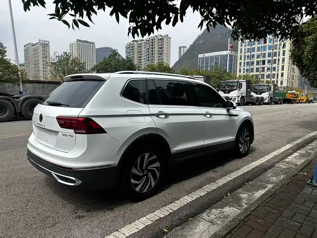 Volkswagen Tiguan L — фото 8