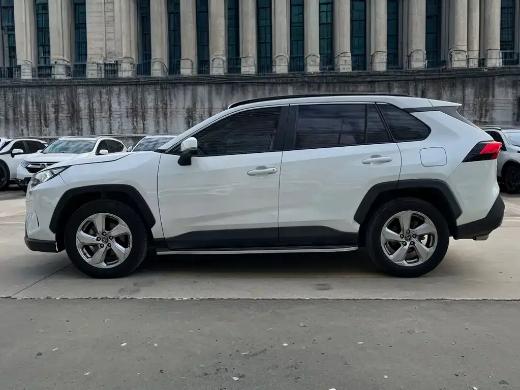 Toyota RAV4 2022 из CN, фото 2