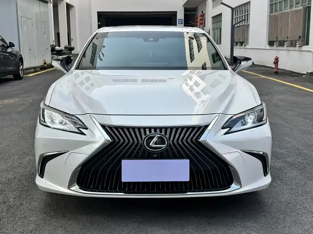 Lexus ES — фото 1