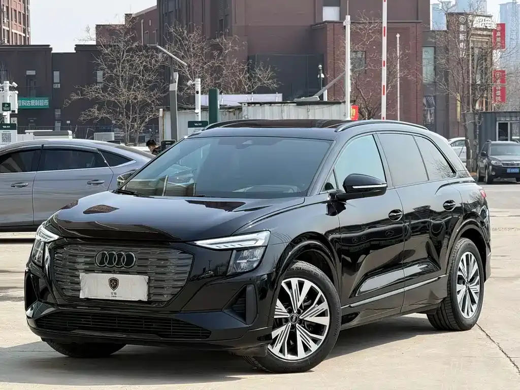Audi Q5 e-tron — фото 1