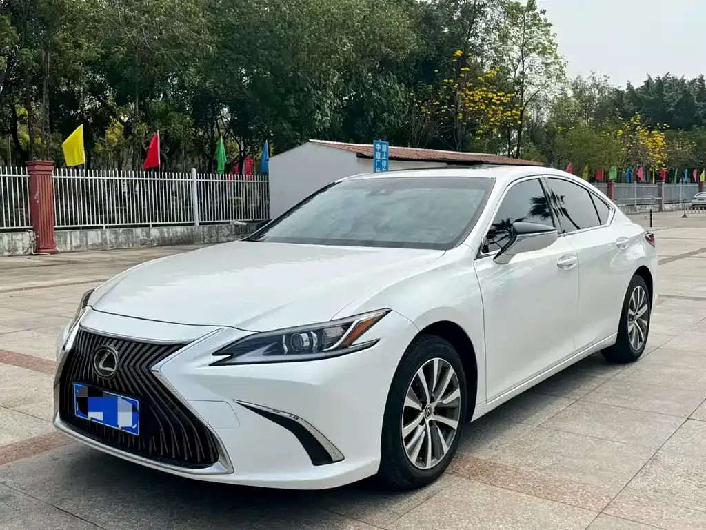 Lexus ES — фото 1