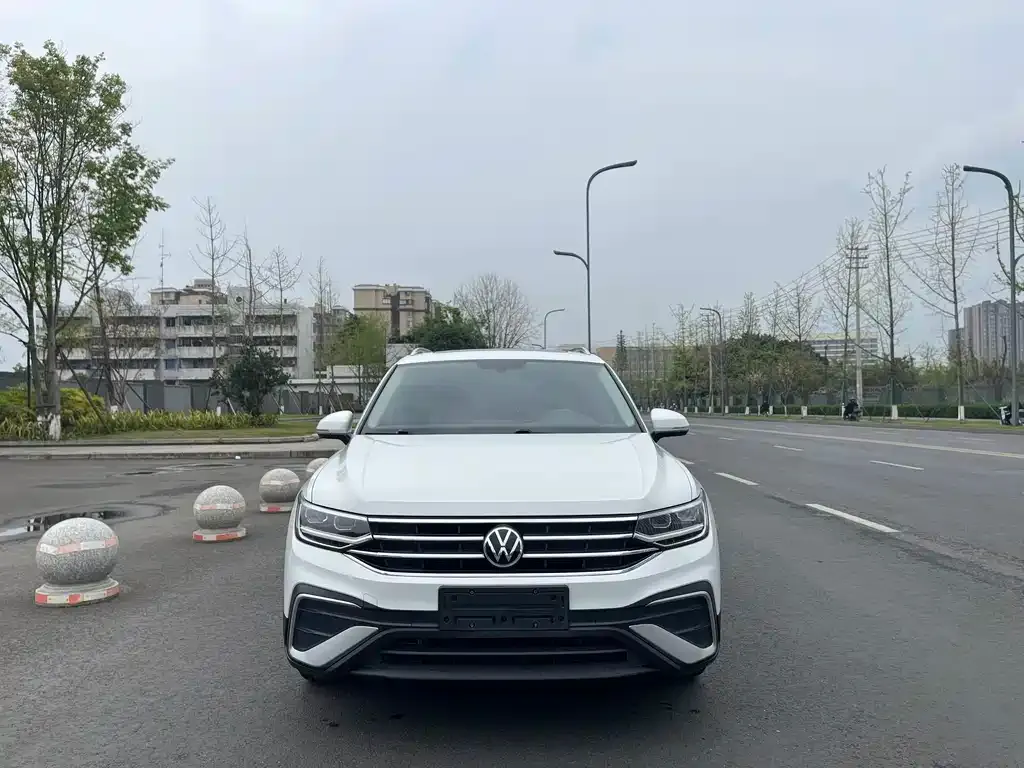 Volkswagen Tiguan L — фото 8