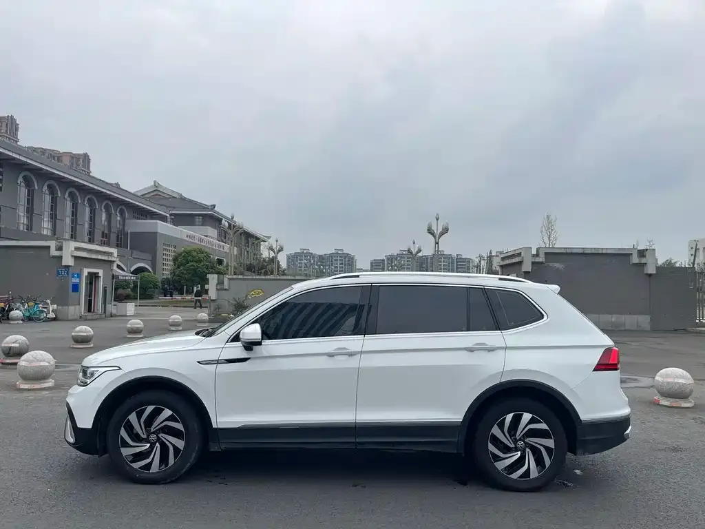Volkswagen Tiguan L — фото 4