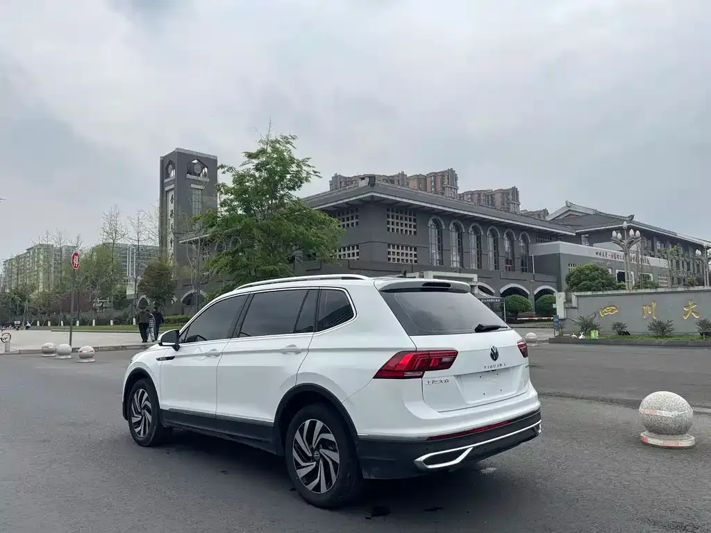 Volkswagen Tiguan L — фото 3