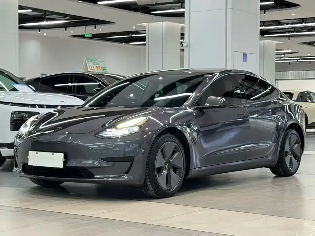 Tesla Model 3 — фото 1