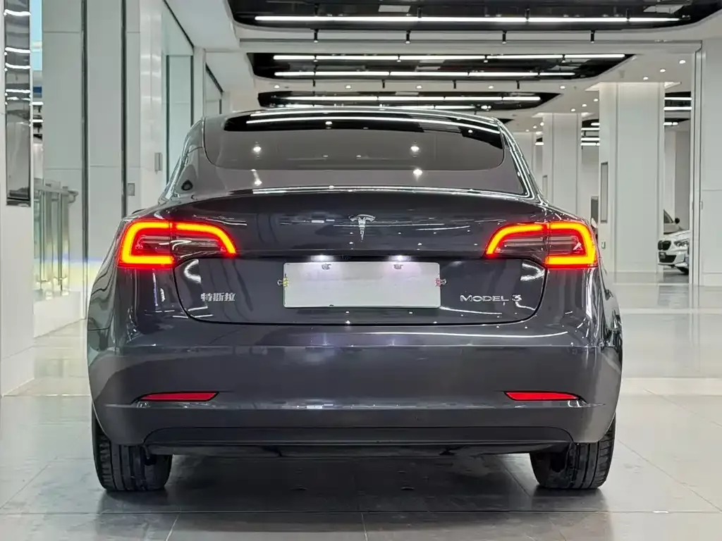 Tesla Model 3 — фото 9