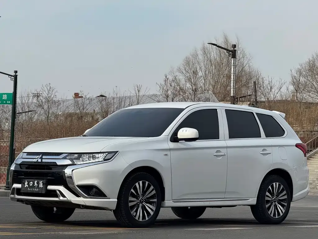 Mitsubishi Outlander — фото 1
