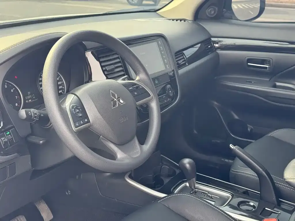 Mitsubishi Outlander — фото 10