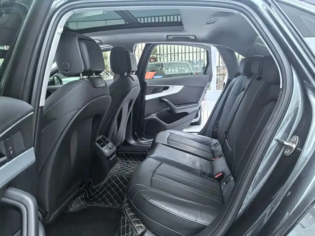 Audi A4L 2021 из CN, фото 8