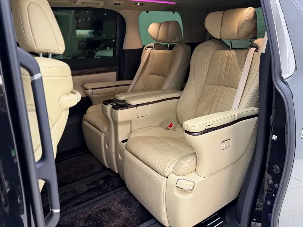 Toyota Vellfire — фото 4