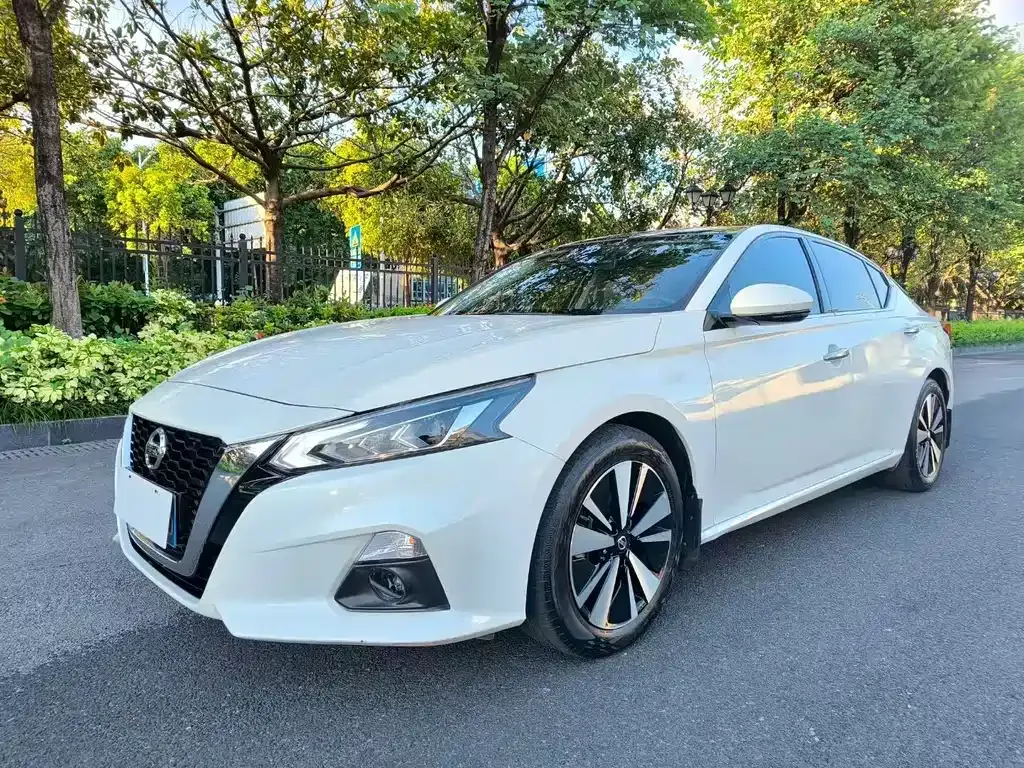 Nissan Teana — фото 1